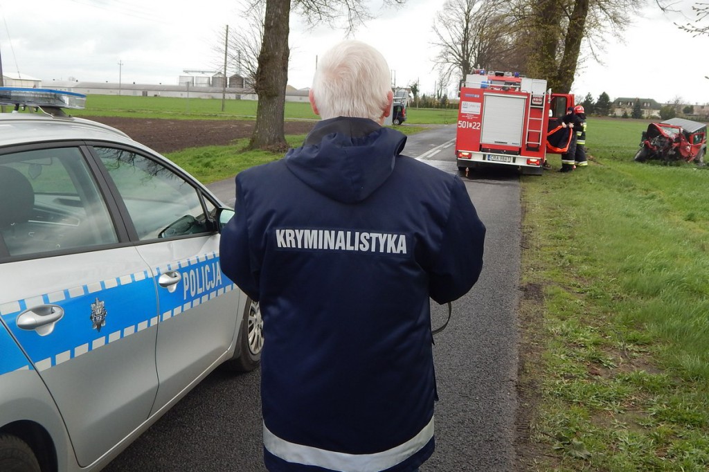 58-latek wjechał jeepem w drzewo