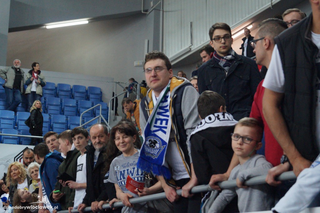 Kibice na meczu Anwil - Rosa w Hali Mistrzów