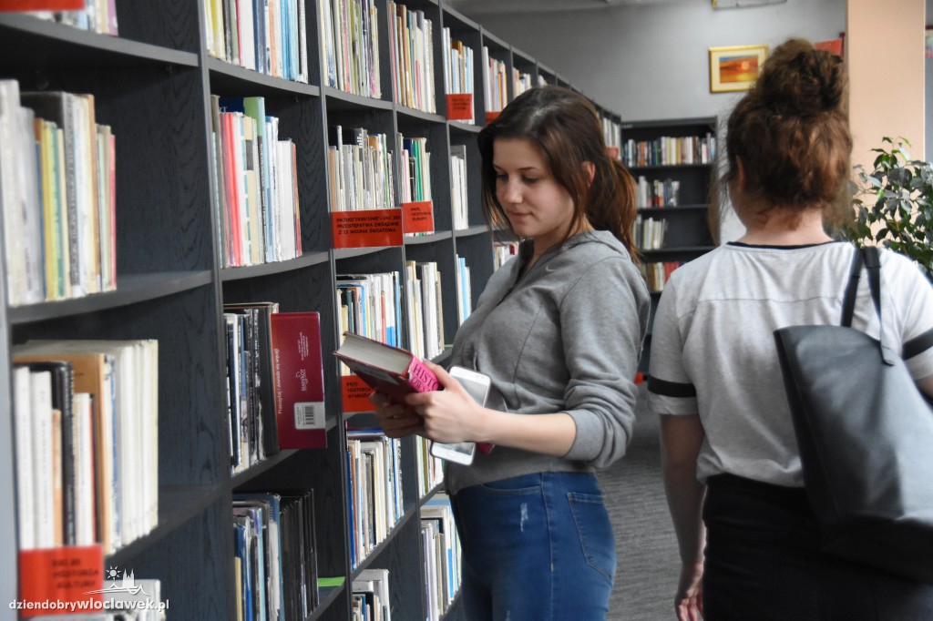Mannequin Challenge w bibliotece
