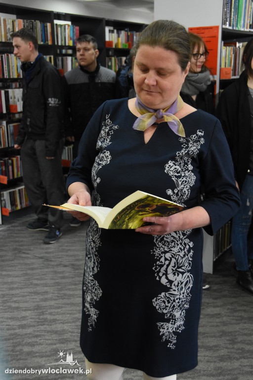 Mannequin Challenge w bibliotece