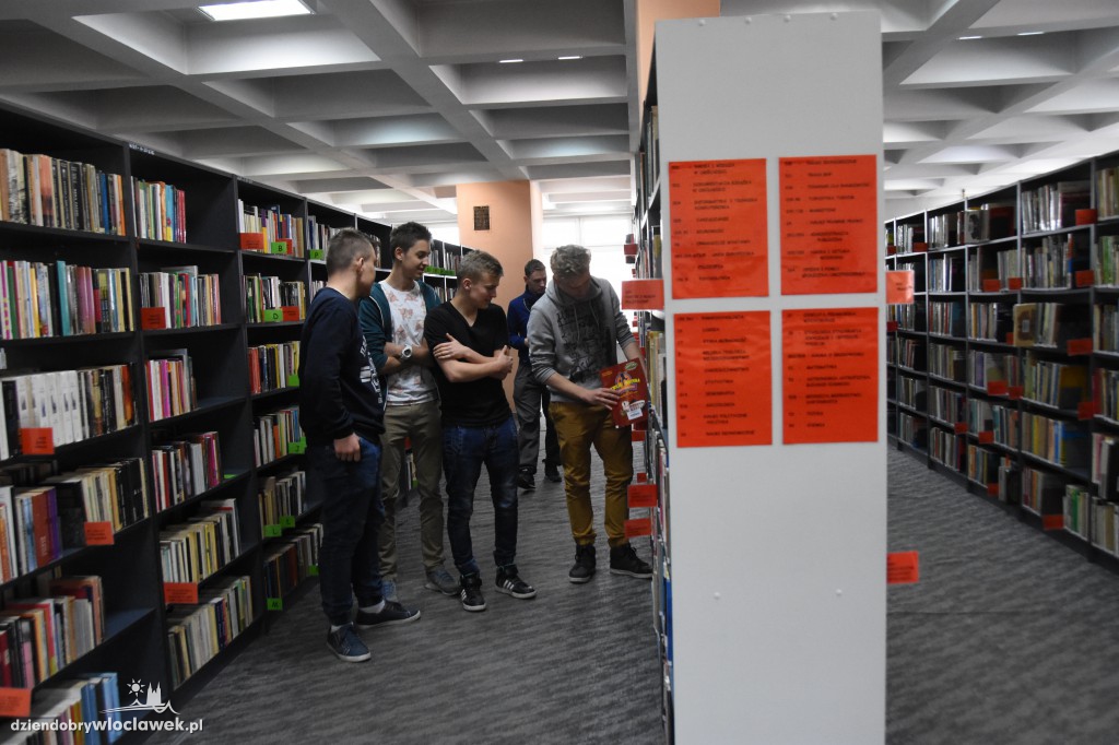 Mannequin Challenge w bibliotece