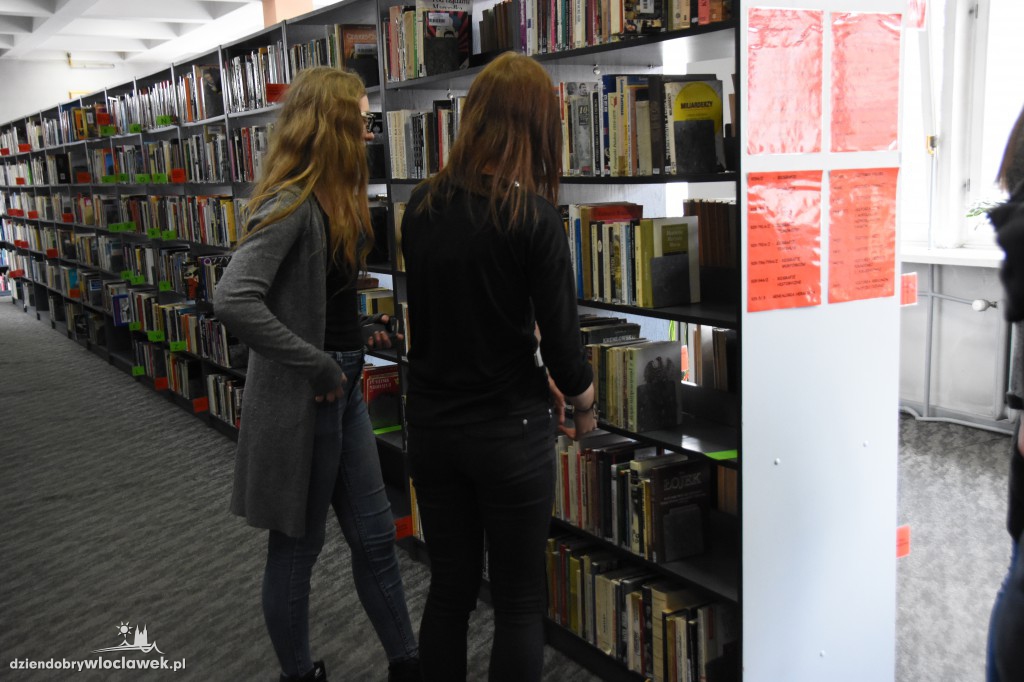 Mannequin Challenge w bibliotece