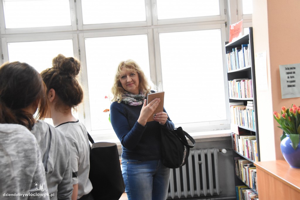Mannequin Challenge w bibliotece