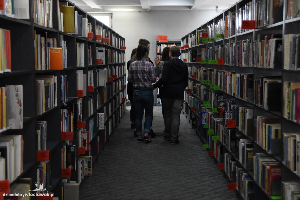 Mannequin Challenge w bibliotece