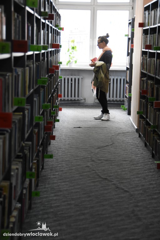 Mannequin Challenge w bibliotece