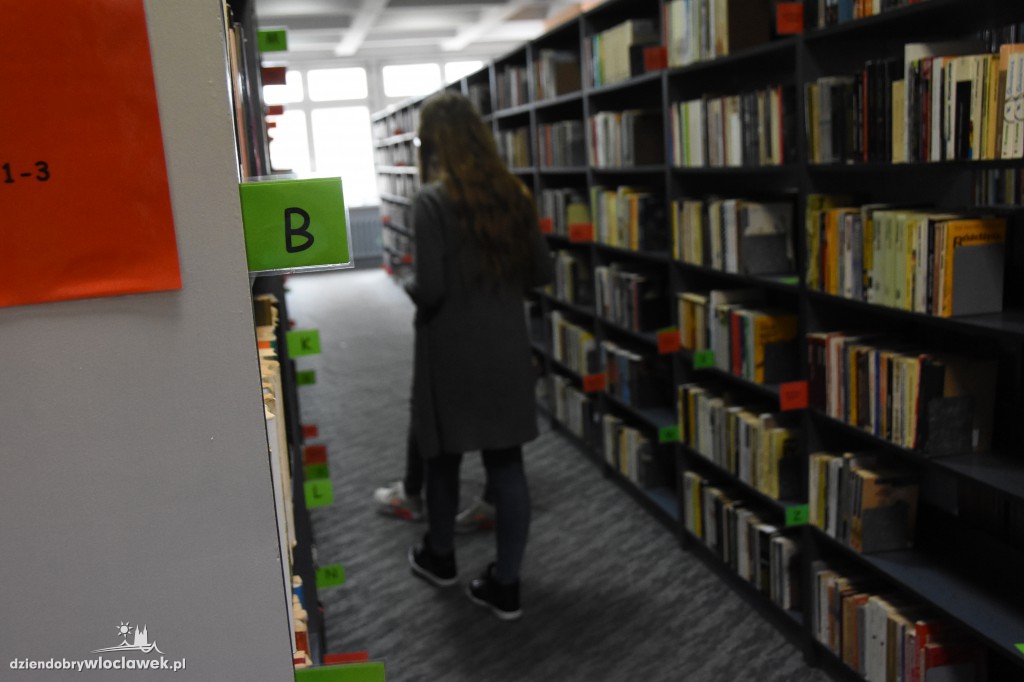 Mannequin Challenge w bibliotece