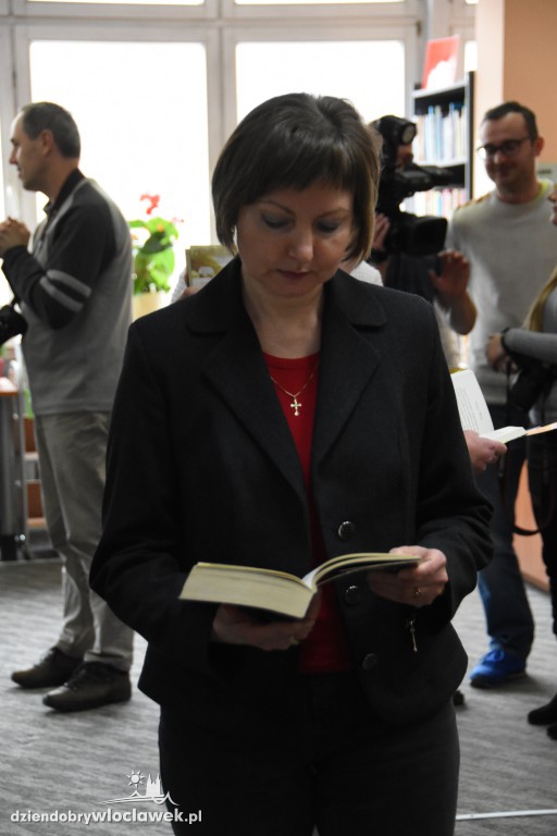 Mannequin Challenge w bibliotece