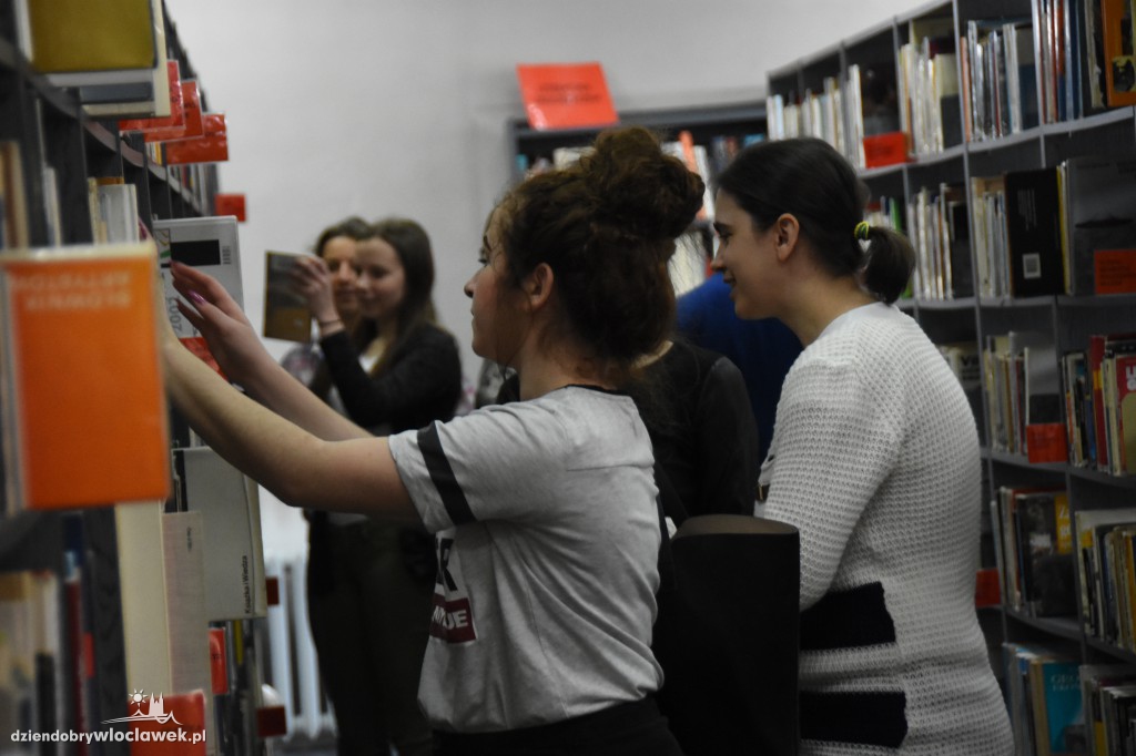 Mannequin Challenge w bibliotece