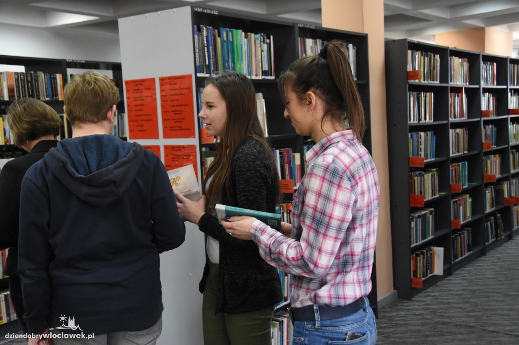 Mannequin Challenge w bibliotece