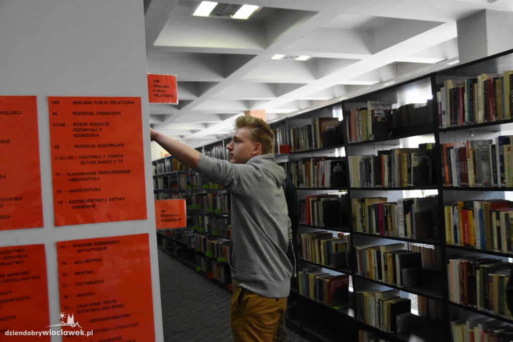 Mannequin Challenge w bibliotece