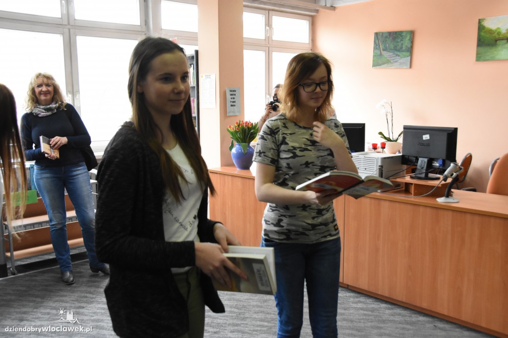 Mannequin Challenge w bibliotece