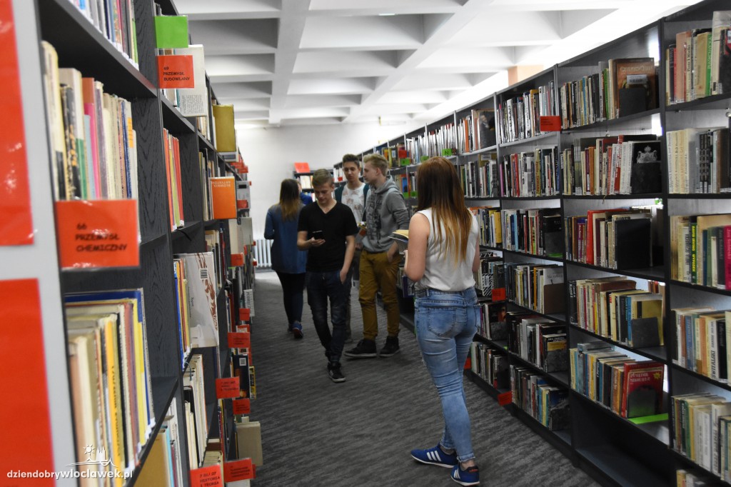 Mannequin Challenge w bibliotece