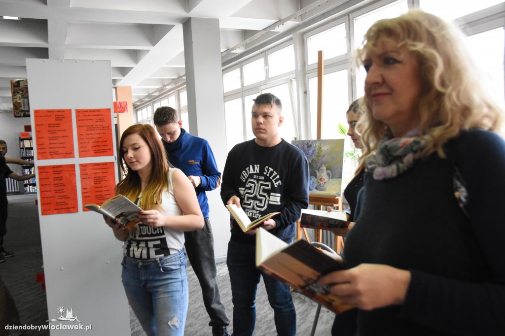 Mannequin Challenge w bibliotece