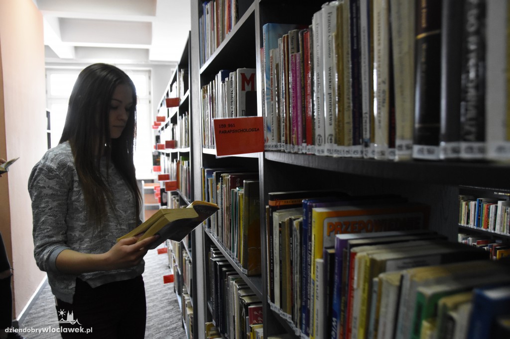 Mannequin Challenge w bibliotece