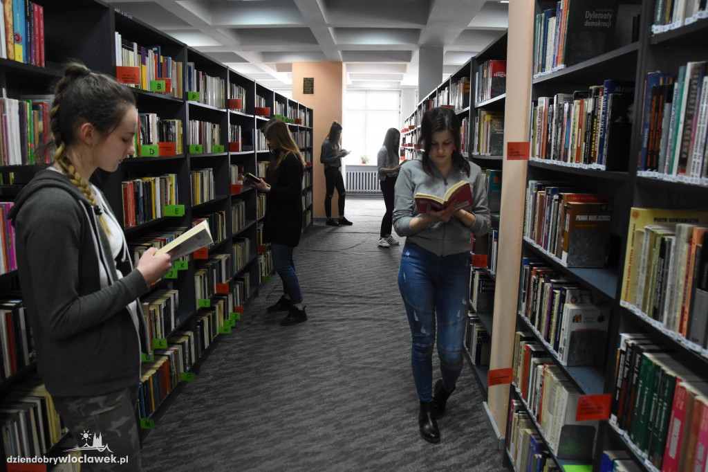 Mannequin Challenge w bibliotece