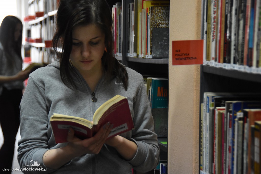 Mannequin Challenge w bibliotece