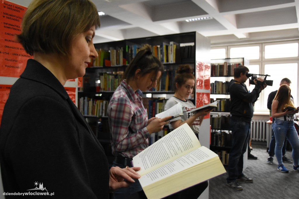 Mannequin Challenge w bibliotece