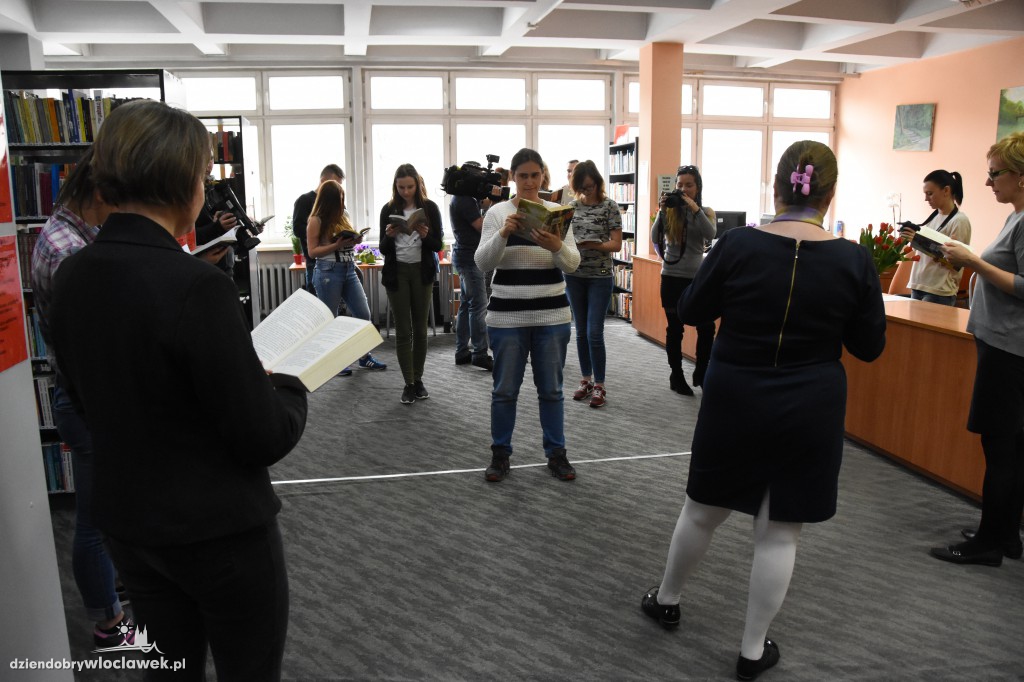 Mannequin Challenge w bibliotece