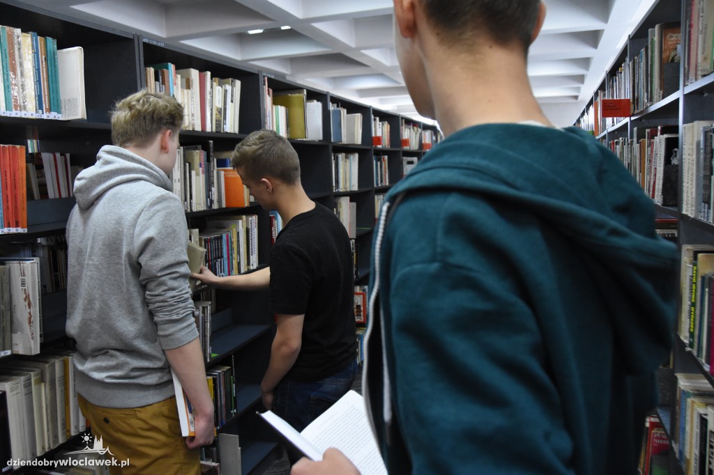 Mannequin Challenge w bibliotece