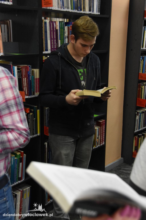 Mannequin Challenge w bibliotece