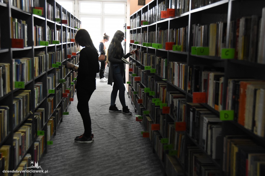 Mannequin Challenge w bibliotece
