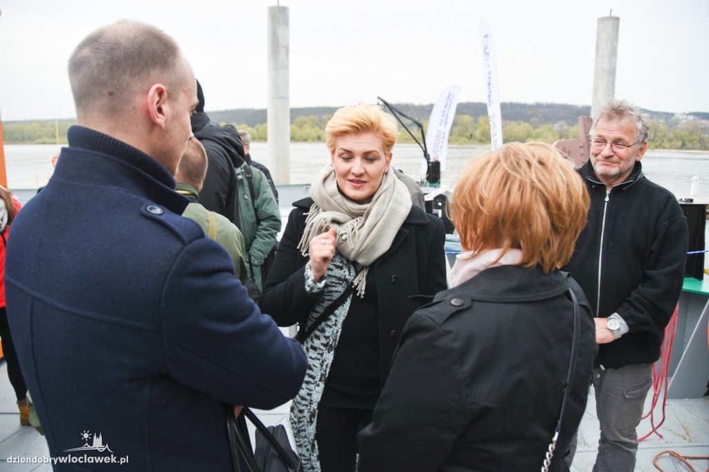Barka z kontenerami we Włocławku