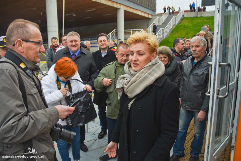 Barka z kontenerami we Włocławku