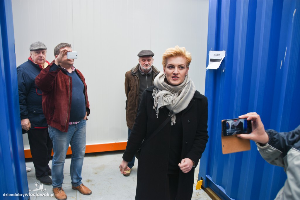 Barka z kontenerami we Włocławku