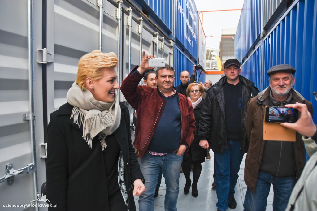 Barka z kontenerami we Włocławku