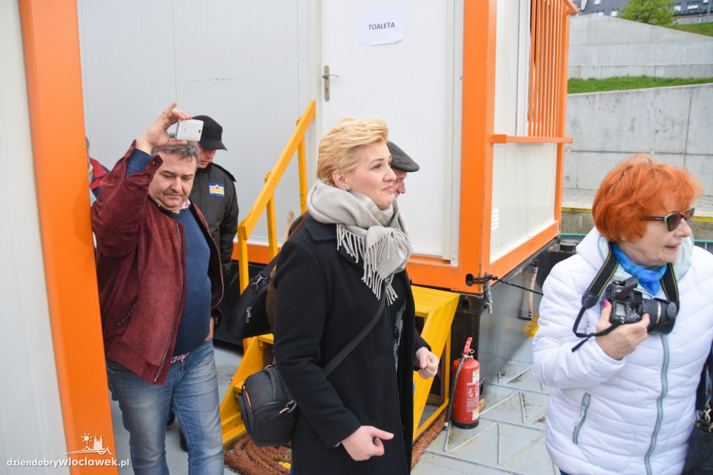 Barka z kontenerami we Włocławku