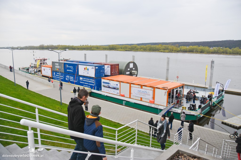 Barka z kontenerami we Włocławku