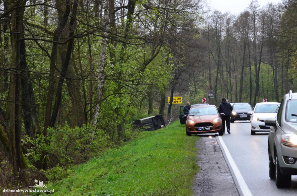 Kierowcy znaleźli w rowie auto