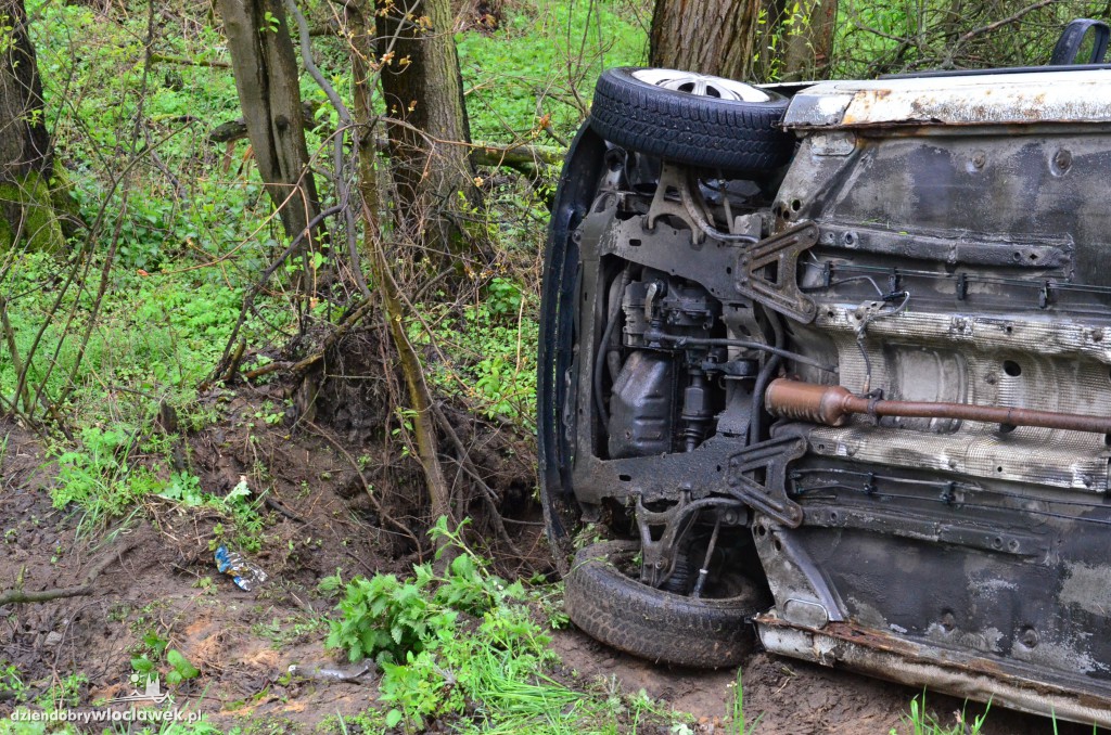 Kierowcy znaleźli w rowie auto