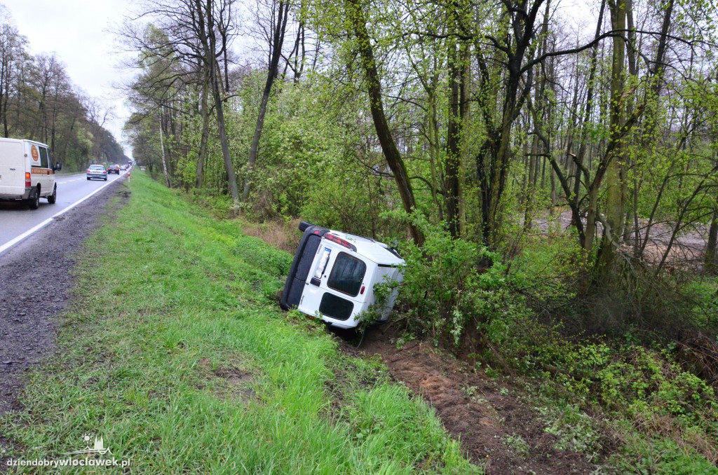 Kierowcy znaleźli w rowie auto