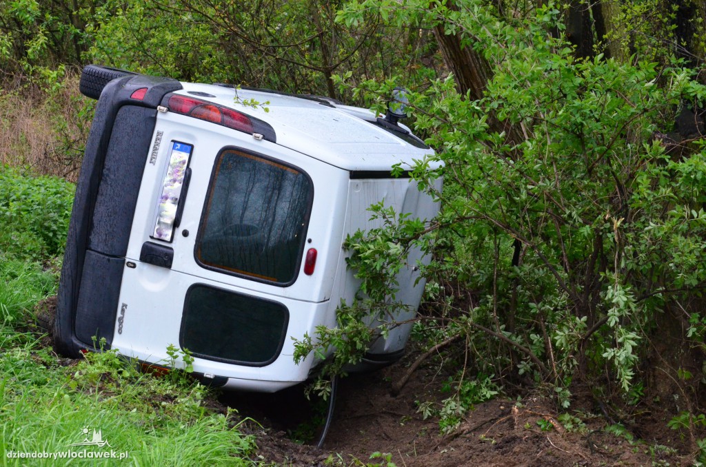 Kierowcy znaleźli w rowie auto