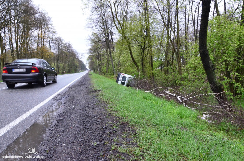 Kierowcy znaleźli w rowie auto