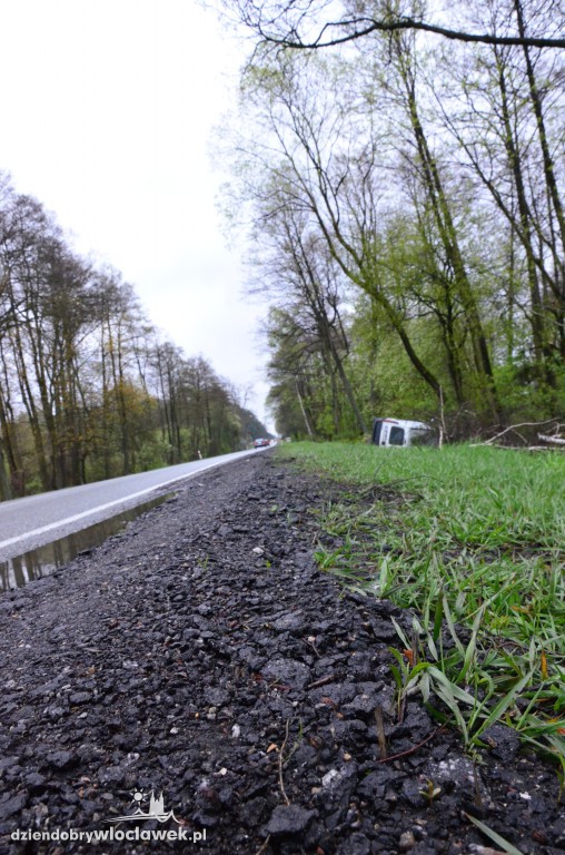 Kierowcy znaleźli w rowie auto