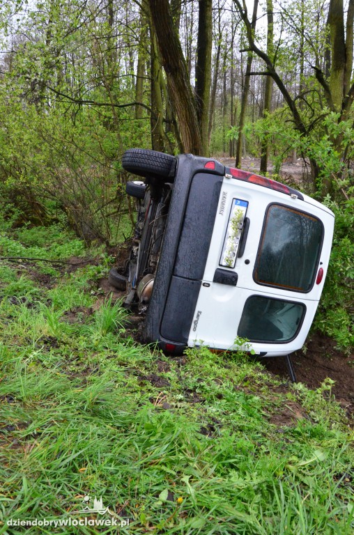Kierowcy znaleźli w rowie auto