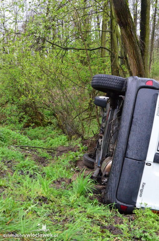 Kierowcy znaleźli w rowie auto