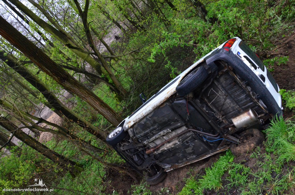 Kierowcy znaleźli w rowie auto