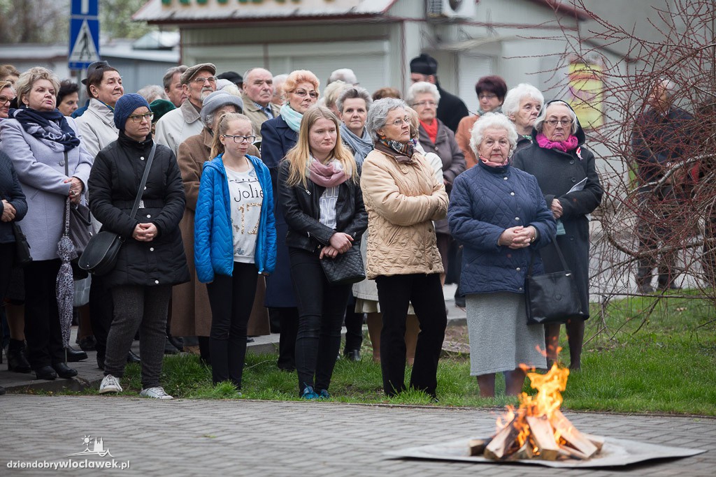 Ognisko patriotyczne przy pomniku