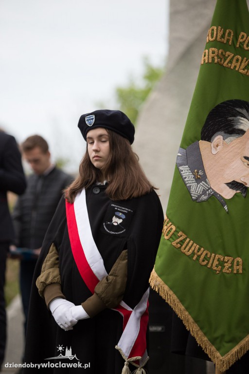 Ognisko patriotyczne przy pomniku