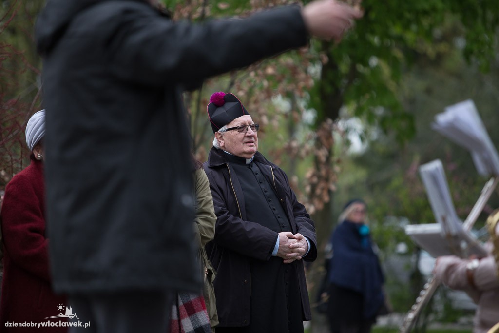 Ognisko patriotyczne przy pomniku