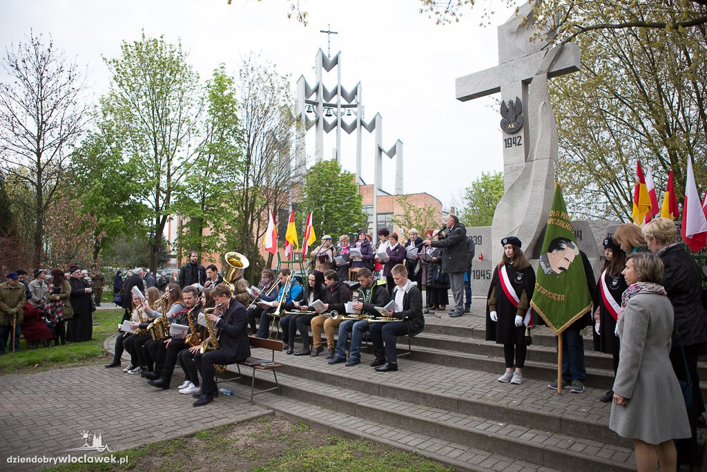 Ognisko patriotyczne przy pomniku