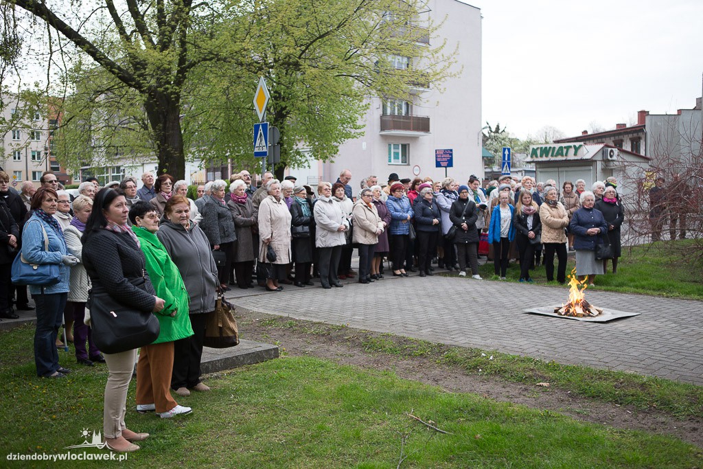 Ognisko patriotyczne przy pomniku