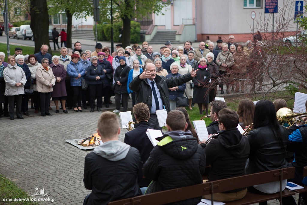 Ognisko patriotyczne przy pomniku