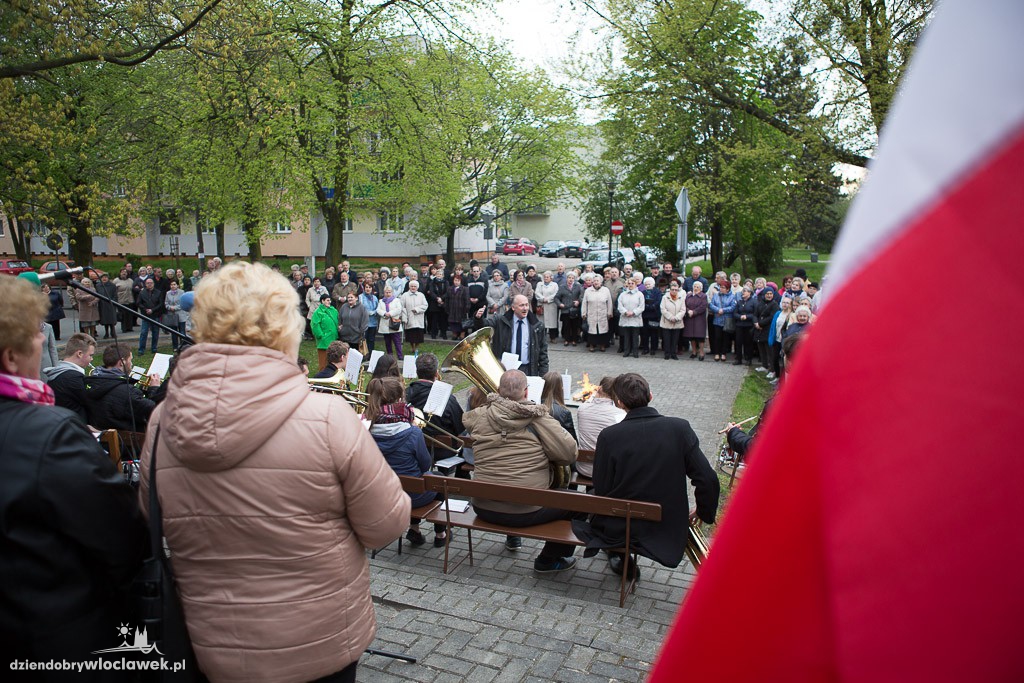 Ognisko patriotyczne przy pomniku