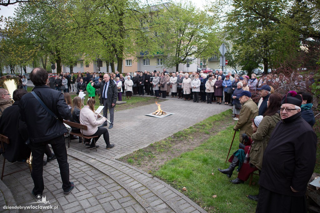 Ognisko patriotyczne przy pomniku