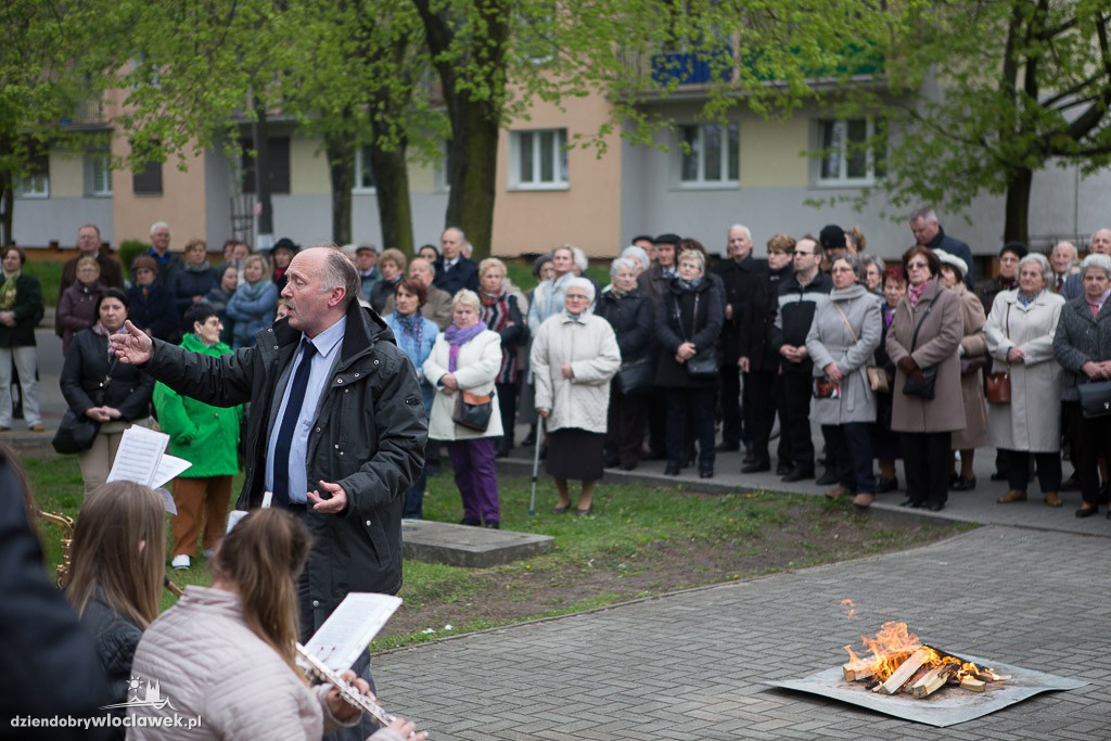 Ognisko patriotyczne przy pomniku