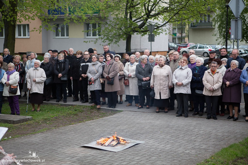 Ognisko patriotyczne przy pomniku